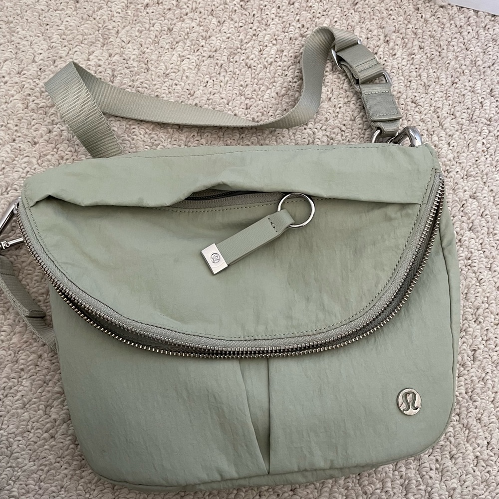 Lululemon festival bag in light green